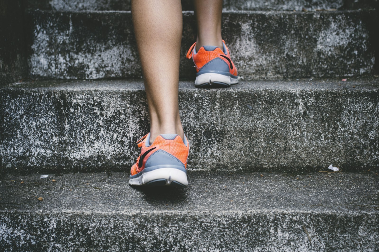Banda Tracker fitness app website — running shoes on concrete steps